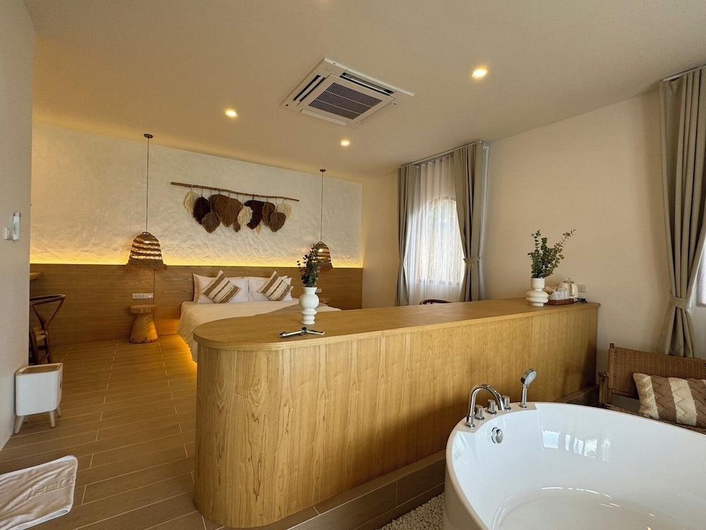 Smile Samui Beach Front Resort Room Type - Grand Private Beachfront Villa