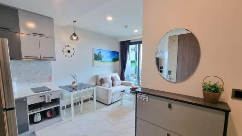 B502-hi-so 100 Sea View One Bedroom Apartment - Tap to explore photos
