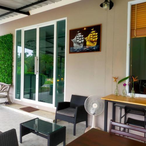 Davy Cottage Phuket - Tap to explore photos