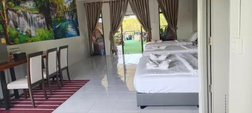 Batikseafood Airport & Room Room Type - Quadruple Room with Private Bathroom