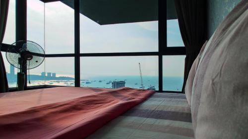 Pattaya Beach Sea View Rooftop Pool Resort - Tap to explore photos