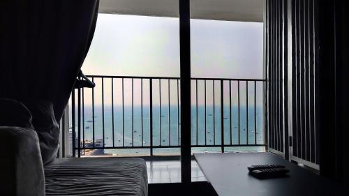 Pattaya Beach Sea View Rooftop Pool Resort Room Type - Deluxe Triple Room with Sea View Pattaya Beach Sea View Rooftop Pool Resort Room Type - Deluxe Triple Room with Sea View