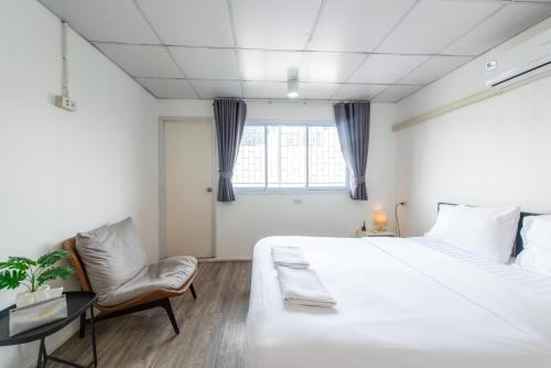 PICCOLO SUKHUMVIT HOSTEL- Self check-in after 6 pm Room Type - Double Room with Shared Bathroom - 5th Floor, No Lift