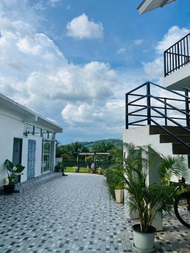 White Seaview Residence - Tap to explore photos