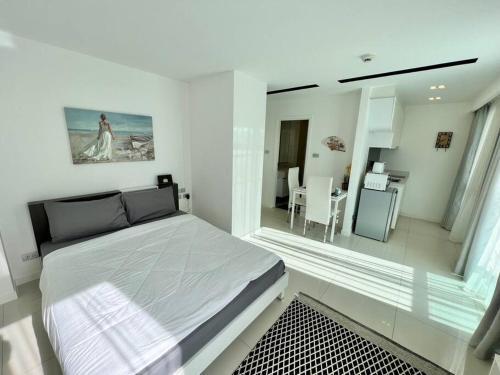 COOL VIEW Studio in CCR Condo - Tap to explore photos