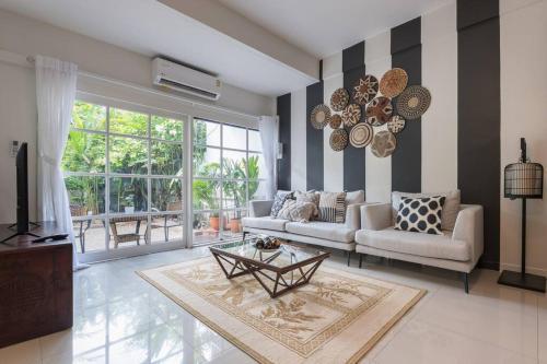 Oasis townhouse in the perfect location - Tap to explore photos