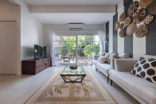 Oasis townhouse in the perfect location - Tap to explore photos