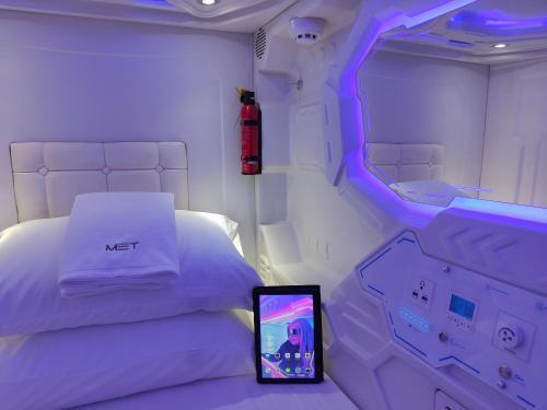 MET A Space Pod Phrom Phong - Tap to explore photos