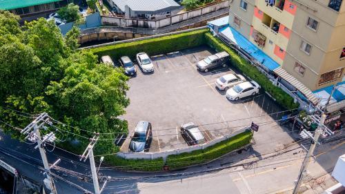 Synsiri Lat Phrao 83 - Tap to explore photos