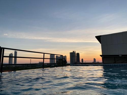 BEAR’S DEN HOTEL PATTAYA - Tap to explore photos