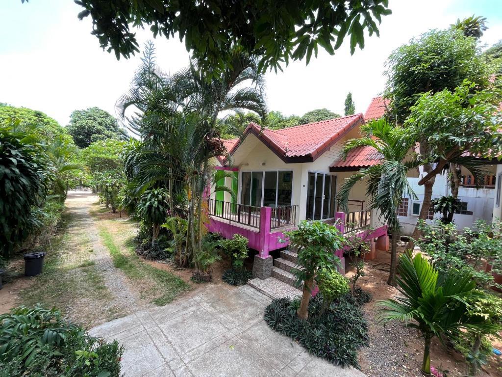 Mae Somboon House - Tap to explore photos