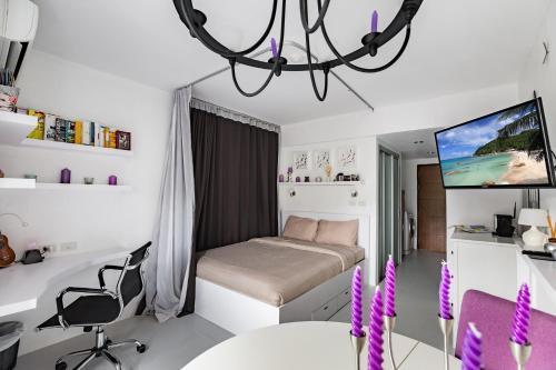 Club Replay Apartment - Tap to explore photos