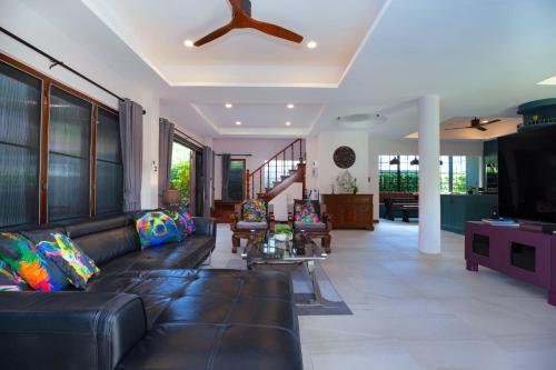 Best Holidays - Oxygen pool, Billard, Gym! 2-Storey Tropical Villa Havana N - Tap to explore photos