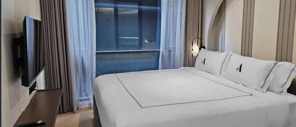 The Alberti Room Type - Junior Studio Suite, 1 Bedroom, Non Smoking, Refrigerator & Microwave The Alberti Room Type - Junior Studio Suite, 1 Bedroom, Non Smoking, Refrigerator & Microwave