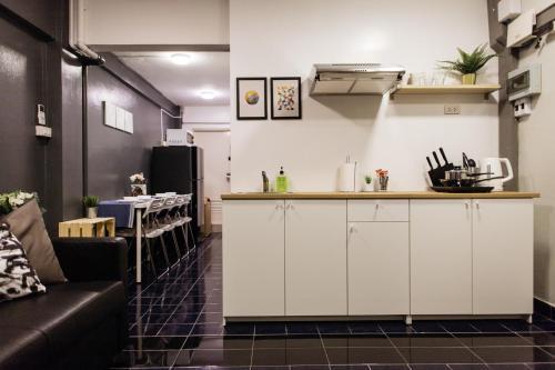 T2 2 Bedrooms 6 guests Full kitchen 1 min to BTS - Tap to explore photos