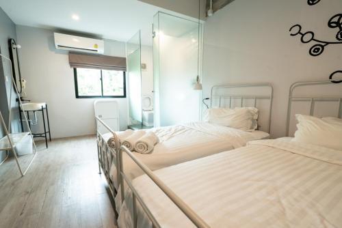 Bedspread Hostel - Adults Only Room Type - Twin Room with Private Bathroom