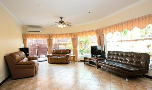 Royal Pool Villa Pattaya - Tap to explore photos