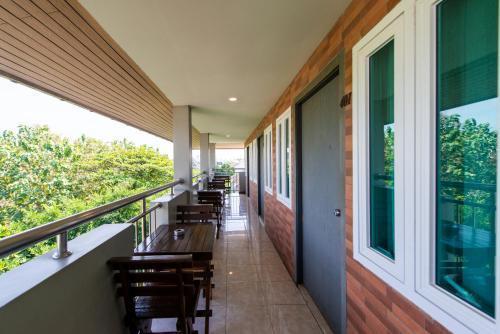 BB House Rambuttri2 บีบี เฮ้าส์ รามบุตรี2 - Tap to explore photos