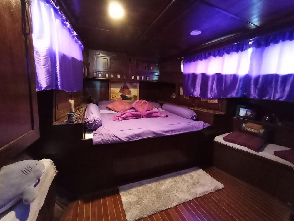 Sabai Sabai Liveaboard Bangkok Room Type - Grand Cabin, Partial Lake View