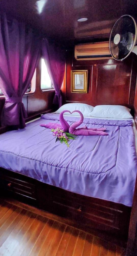 Sabai Sabai Liveaboard Bangkok - Tap to explore photos