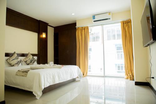 Blue Skyline Hotel Room Type - Deluxe Queen Room