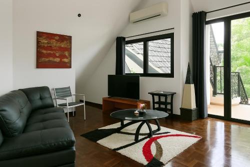 Beverly Hills Villa Patong - Tap to explore photos