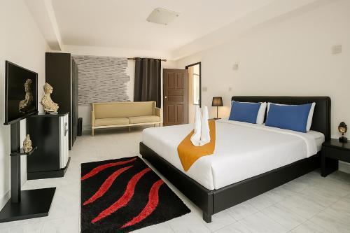 Beverly Hills Villa Patong - Tap to explore photos