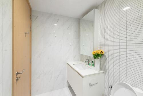 Skyline Suites Sukhumvit 11 - Tap to explore photos