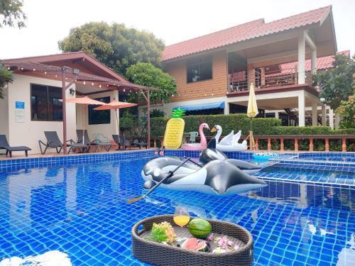 Avila Resort Pattaya - Tap to explore photos