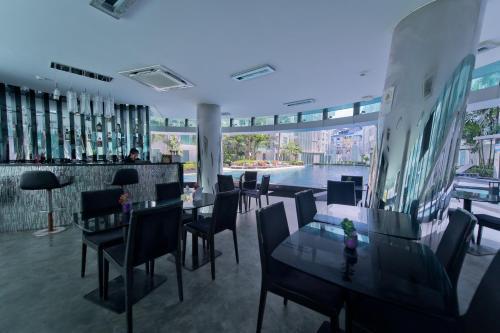 CITY VIEW STUDIO in City Center Residence - Tap to explore photos