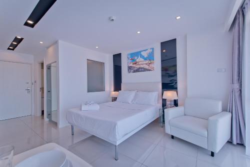 CITY VIEW STUDIO in City Center Residence - Tap to explore photos