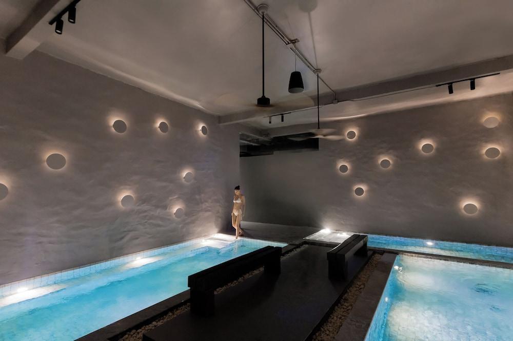 Varana Krabi Hotel Room Type - Luxe Pool View King bed with NAAM Wellness (hydrotherapy)