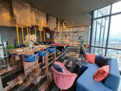 The EDGE Central PATTAYA with Living Room & Infinity Pool - Tap to explore photos