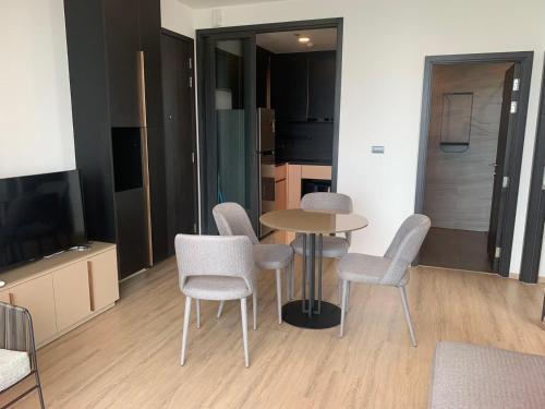 EDGE Central Pattaya Super Condo - Tap to explore photos