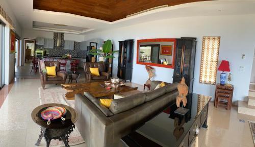 Fah Suay Villa - Incredible & Spacious 5 Bedrooms - Tap to explore photos