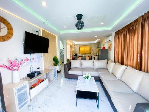 Fhamai Pool Villa Pattaya (บ้านฟ้าใหม่ พูลวิลล่า) - Tap to explore photos