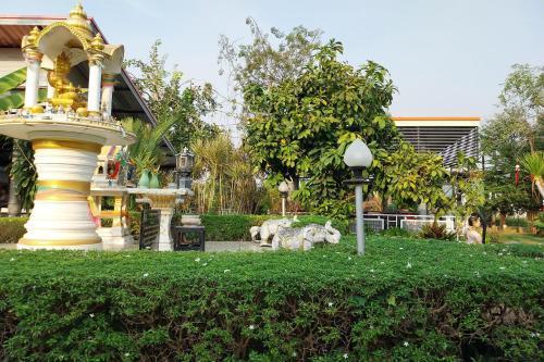 Review Resort - Tap to explore photos