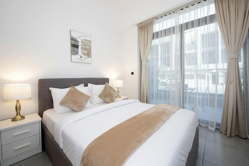 Executive Studio Seven - Tap to explore photos