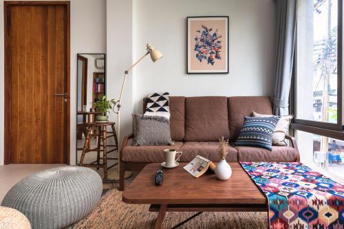 APT476 - Tap to explore photos