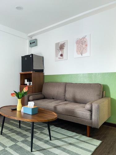 Jaruchok Apartment - Tap to explore photos