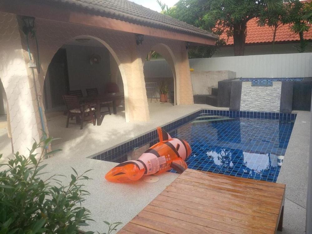 Villa Rosa With Private Pool and Jacuzzi - Tap to explore photos