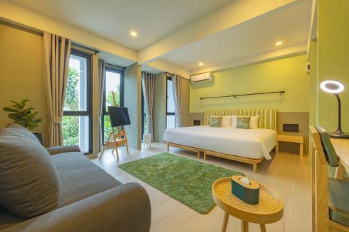 Chamemon Bed Phuket Town - Tap to explore photos