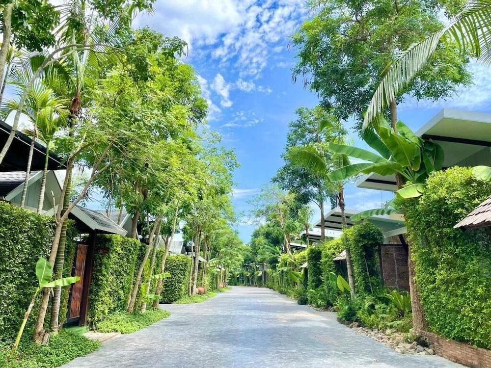IP Plus Pool Villa Pattaya - Tap to explore photos