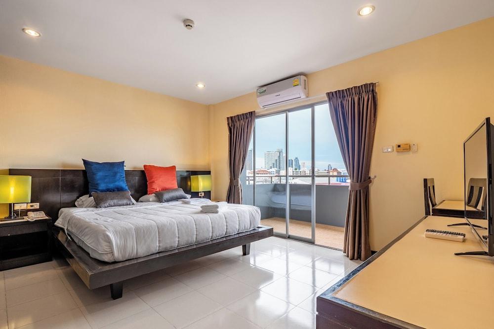 TYCOON PLACE GARDEN Room Type - Signature Room, 1 King Bed, Pool View