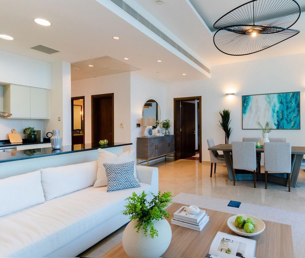 Luxe Waterfront Oasis the Palm - Tap to explore photos