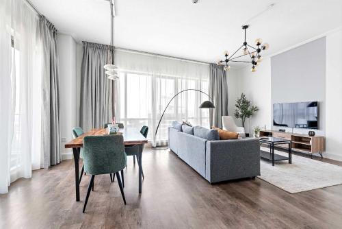 Silkhaus high floor 1BDR in Southridge - Tap to explore photos