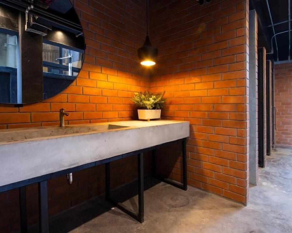 BED STATION HOSTEL KHAOSAN - Tap to explore photos
