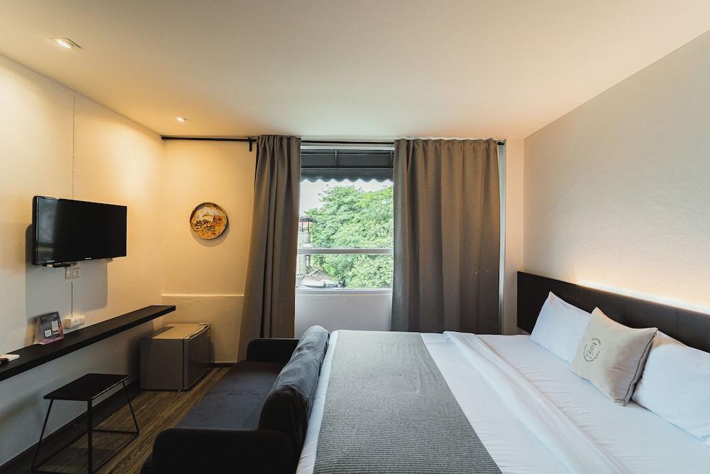 Tim Mansion Room Type - Standard Sofa with Golden Mountain View