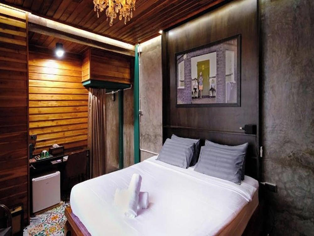 Photohostel Room Type - Deluxe Double Room, Bathtub