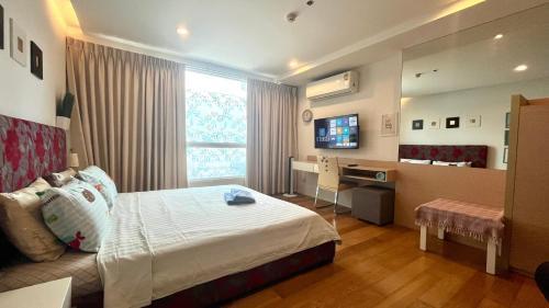 Comfortable Studio, Walk to BTS, Free Wi-Fi, Great Location - Tap to explore photos